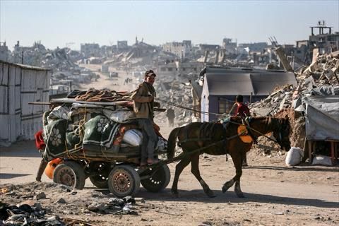 A Palestinian man transports his family's belongings on a horse-pulled cart as people flee Gaza City on May 16, 2025. Gaza's civil defence agency said on May 16 that 50 people had been killed in Israeli strikes on the Palestinian territory since midnight (AFP photo)